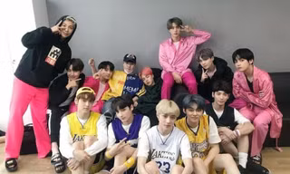 Câu chuyện đáng yêu sau bức ảnh "đại gia đình Big Hit" nhưng Jimin lỡ ngủ gật được bật mí