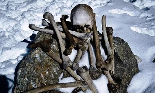 Bí ẩn hồ xương người ở Ấn Độ