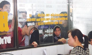 Hành khách tranh nhau mua vé tại bến xe Đà Nẵng