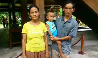 Cháu Minh cùng bố mẹ chụp ảnh tại nhà sàn Lăng Bác ngày cuối tuần