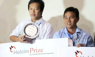 Duy Linh (trái) và Ngọc Anh nhận giải thưởng và tài trợ. Ảnh: Thanh Chương