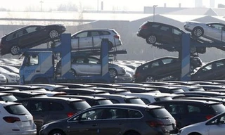 Ôtô giảm sản lượng, đóng cửa nhà máy do ế ẩm