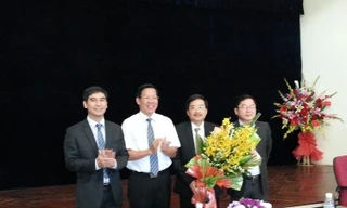 Nhà báo Vũ Tiến (thứ hai từ phái sang) nhận quyết định làm PTBT báo Tiền Phong và hoa chúc mừng