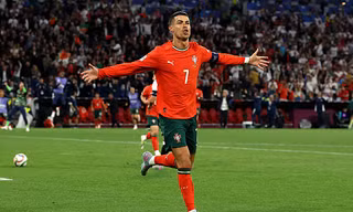 Ronaldo ghi bàn ấn định tỷ số 2-1 cho Bồ Đào Nha.