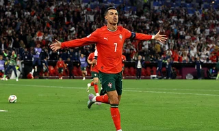 Ronaldo ghi bàn ấn định tỷ số 2-1 cho Bồ Đào Nha.