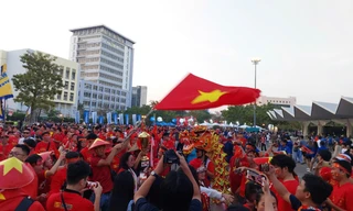 CĐV Việt Nam 'nhuộm đỏ' sân Rajamangala tiếp lửa đội nhà đấu Thái Lan
