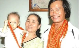 Ông Nguyễn Văn Thuyết bên gia đình và vô số huy chương điền kinh mà ông giành được.