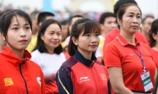 Nguyễn Thị Oanh, Lê Thị Tuyết và Lễ Thượng cờ đầy cảm xúc tại Tiền Phong Marathon 2025