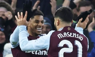 Asensio và Rashford ăn mừng bàn thắng mở tỷ số trận đấu.