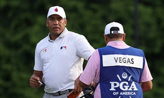 Từ cậu bé chơi golf bằng đá và cán chổi, Jhonattan Vegas giờ đang dẫn đầu PGA Championship