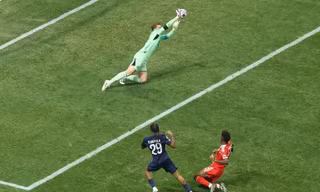 PSG đánh bại Bayern với 9 người trên sân