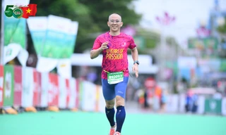 Tiếng Quốc ca nơi cổng Nghĩa trang đường 9 của runner Tiền Phong Marathon 2025