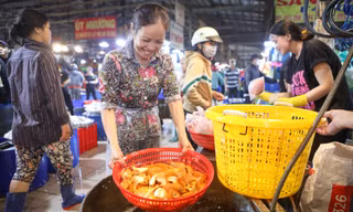 Chợ cá chép TPHCM tấp nập, tiểu thương phải thuê thêm chục nhân viên