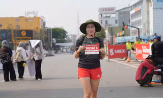Runner xúc động khi cầm trên tay bộ racekit 'khúc khải hoàn' của Tiền Phong Marathon 2025