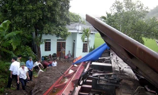 Hiện trường vụ lật tàu