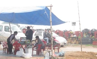 Quán nước sát những ngôi mộ