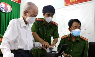 Công an TPHCM làm thủ tục cấp, đổi CCCD gắn chip cho người dân 