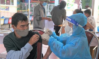 Tiêm vắc xin phòng COVID-19 cho người dân Ảnh: Tuấn Dũng 