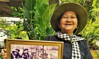 Chị Nguyễn Thị Nga với tấm ảnh chụp Đội nữ du kích Củ Chi năm 1966 Ảnh: T.N.A 