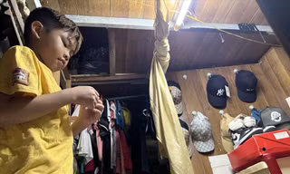 Nhà chật lại đông người, vợ chồng bà Mỹ tận dụng vỉa hè phía trước làm nơi ngủ nghỉ ảnh: U.P
