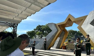 Một buổi hành lễ ở Nghĩa trang liệt sỹ quốc gia Đường 9ảnh: Sỹ Lực 