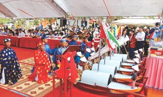 Các bô lão thực hiện nghi lễ tế trang trọng Ảnh: Nguyễn Ngọc 