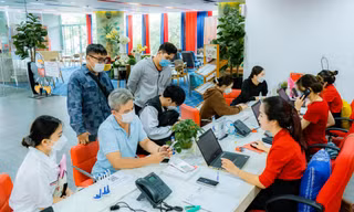 Thí sinh và phụ huynh tìm hiểu về các ngành học, phương thức xét tuyển tại một trường đại học ở TPHCM ảnh: Nguyễn Dũng 