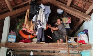 Rầm gỗ, nơi vợ chồng ông Hồ Văn Hồng và bà Huỳnh Thị Ninh tránh lũ suốt hai ngày liền. Ảnh: Hà Thương 