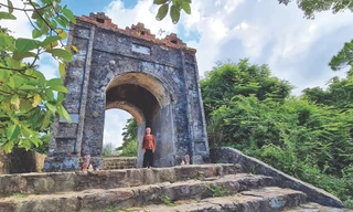 Đã hơn 30 năm nay, cụ Nguỳ vẫn thăm thẳm một mình lên chăm nom khu di tích này như sứ giả của trời đất