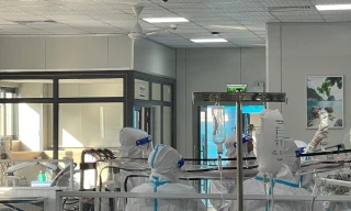 Đưa bệnh nhân vào cáng áp lực âm đi BV ĐH Y Hà Nội nút mạch Ảnh: thái hà