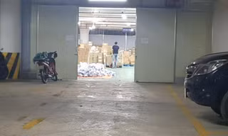 Kho tập kết hàng hóa trái phép gây nguy cơ cháy nổ tại dự án bãi đỗ xe ngầm Mễ Trì Hạ 