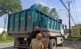 CSGT TPHCM mạnh tay xử lý tình trạng xe quá khổ, quá tải, cơi nới thùng hàngẢnh: HỮU HUY 