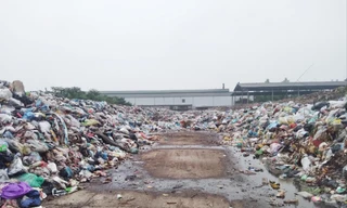 Rác thải tồn đọng ở điểm tập kết rác trong Khu công nghiệp Đại Đồng - Hoàn Sơn gây ô nhiễm Ảnh: Nguyễn Thắng