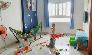 Lớp giữ trẻ tự phát dịp hè trong chung cư ở quận 12, TPHCM ẢNH: NGÔ TÙNG 