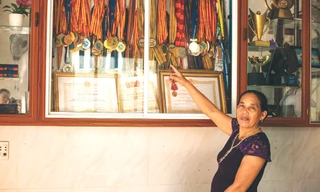 Bà Nguyễn Thị Học bên tủ huy chương của con trai 