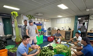 Trên hải trình ra Trường Sa, các đoàn công tác đều phải sinh hoạt trên tàu. Quy trình làm ra những bữa ăn xa bờ đều phải gói gọn trên tàu, từ kho chứa, bảo quản đến chế biến, phục vụ Ảnh: Phạm Tiến 