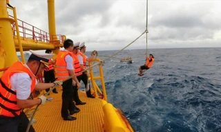 Đoàn công tác tiếp cận nhà giàn bằng dây thừng 