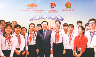Em Đặng Cát Tiên (Khánh Hòa) vào vai Chủ tịch "Quốc hội trẻ em", cùng các đại biểu thiếu nhi tham dự phiên họp giả định "Quốc hội trẻ em" lần thứ I chụp ảnh cùng Chủ tịch Quốc hội Vương Đình Huệ Ảnh: Xuân Tùng 