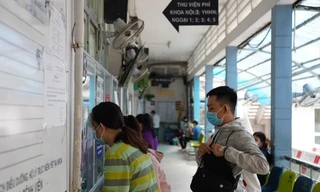 Thân nhân người bệnh đóng tiền viện phí tại Bệnh viện Ung Bướu 