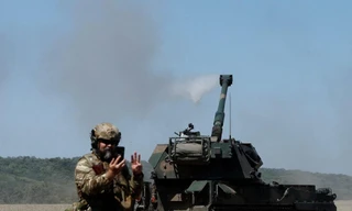 Các binh sĩ Ukraine khai hỏa về phía quân đội Nga bằng lựu pháo tự hành AHS Krab ở Donetsk ngày 23/8Ảnh: Reuters 