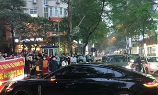 Cư dân Chung cư Stella Garden căng băng rôn yêu cầu chủ đầu tư đối thoại khiến cả tuyến phố tắc nghẽn