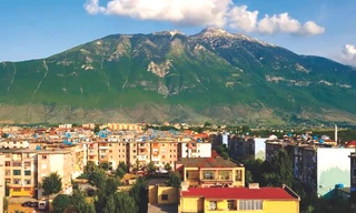  Kukes nằm dưới bóng của dãy núi cao chót vót gần biên giới Albania-Kosovo