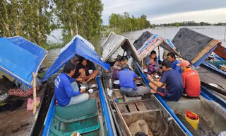 Ông Chát cùng nhóm ăn cơm sáng ẢNH: HÒA HỘI 