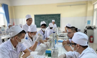 Sinh viên Trường Trung cấp Y tế Đặng Văn Ngữ, Viện Sốt rét-Ký sinh trùng-Côn trùng T.Ư trong giờ học thực hành. Ảnh: NGHIÊM HUÊ