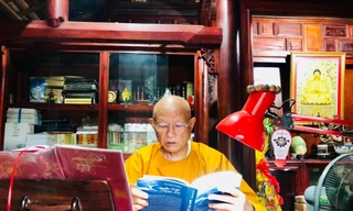 Hoà thượng Thánh Đức, trụ trì chùa Đức Trọng (Lâm Đồng) đọc cuốn Muôn kiếp nhân sinh. Ảnh: Đức Anh 