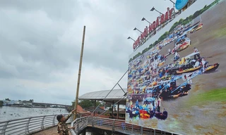 Bà Nguyễn Thị Nga chỉ tay về bức ảnh chợ nổi Ngã Bảy thời đông đúc có bà trong đó Ảnh: Hòa Hội