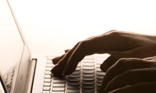 Mối đe dọa xuất hiện trong các mô hình AI không có biện pháp kiểm soát an toàn hoặc bị tấn công.