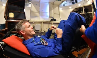 Ông John McFall chuẩn bị trong máy ly tâm