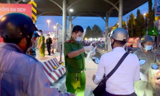 Người dân rời khỏi TPHCM trước khi giãn cách xã hội. Ảnh: Nguyễn Quang