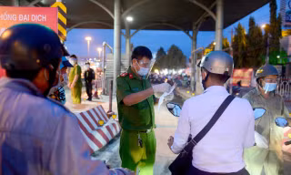 Người dân rời khỏi TPHCM trước khi giãn cách xã hội. Ảnh: Nguyễn Quang